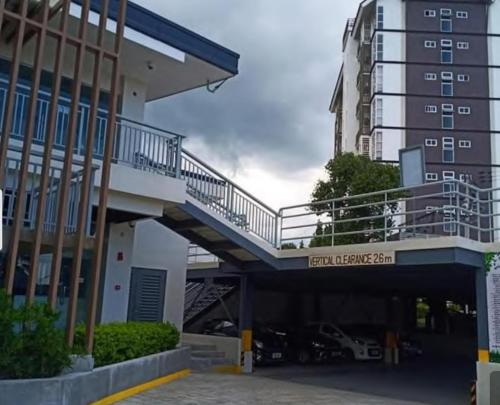 een parkeerplaats met een oprit naar een gebouw bij Antara Condominium Residences in Talisay