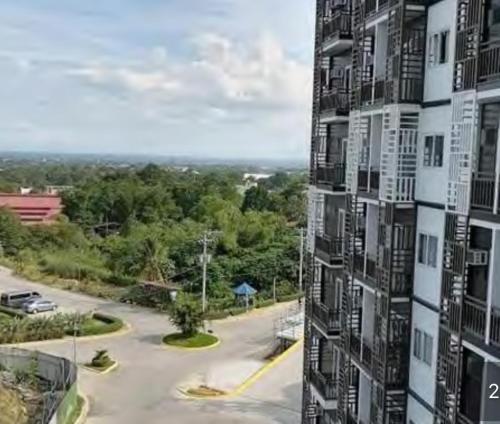 uitzicht vanaf de zijkant van een gebouw bij Antara Condominium Residences in Talisay