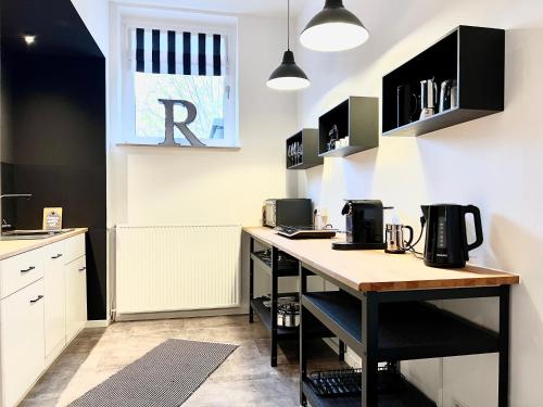 Η κουζίνα ή μικρή κουζίνα στο MAKERS and ROOMS APARTMENT 01 Pauline 110qm Parkplatz 1-4 Personen