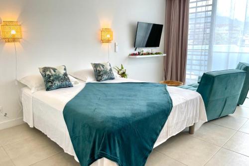a hotel room with a bed and a tv at Studio Hanalei City brand new in the center of Papeete WiFi -Netflix -AC in Papeete