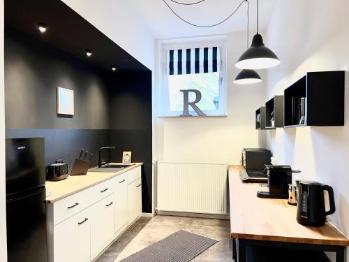 Η κουζίνα ή μικρή κουζίνα στο MAKERS and ROOMS APARTMENT 01 Pauline 110qm Parkplatz 1-4 Personen