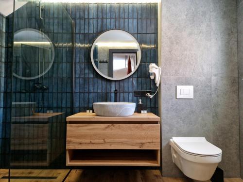La salle de bains est pourvue d'un lavabo et d'un miroir. dans l'établissement Котедж Gudz, à Yaremtche
