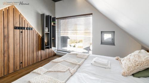 uma cama branca num quarto com uma janela em Wonder Home - Luksusowy dom Casa Moderna z dwoma tarasami w cichej okolicy blisko Karpacza em Kowary