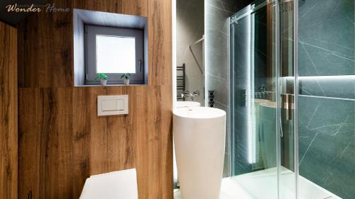 a bathroom with a sink and a glass shower at Wonder Home - Luksusowy dom Casa Moderna z dwoma tarasami w cichej okolicy blisko Karpacza in Kowary