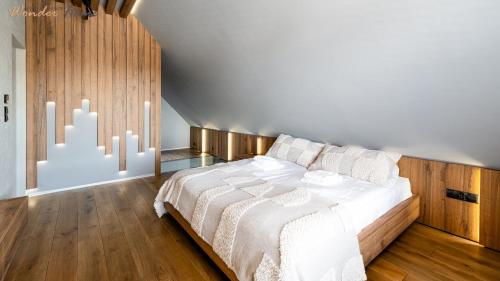 a bedroom with a bed with white blankets and pillows at Wonder Home - Luksusowy dom Casa Moderna z dwoma tarasami w cichej okolicy blisko Karpacza in Kowary