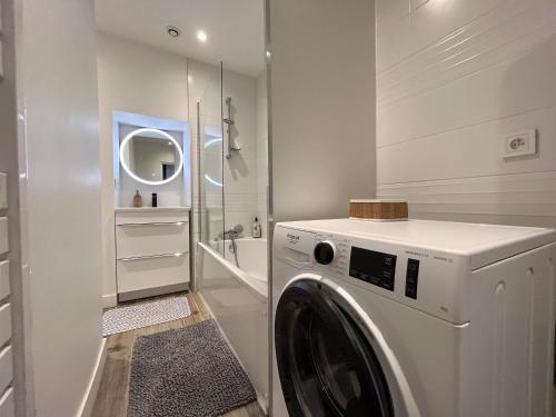 - une buanderie blanche avec un lave-linge dans l'établissement Bel appartement, à Albertville