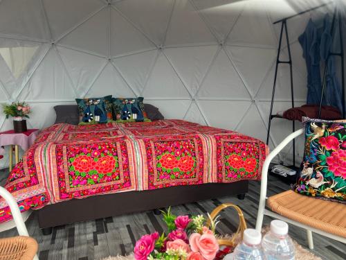 a room with a bed in a tent at ม่อนสาเคียงดาว 