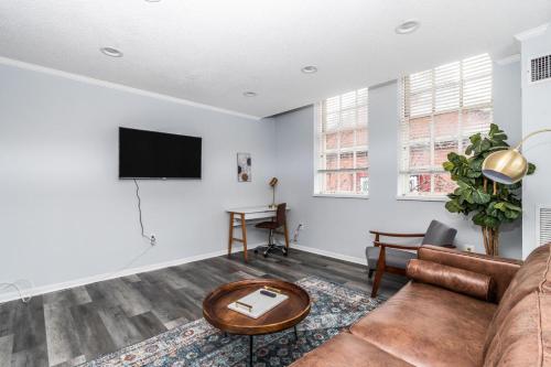 Coin salon dans l'établissement Charlestown 2br w in-unit wd close to dining BOS-962