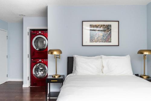 een slaapkamer met een bed en een wasmachine bij Charlestown 2br w in-unit wd close to dining BOS-962 in Boston