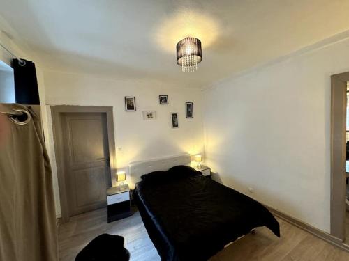 une chambre avec un lit et deux tables de nuit avec lampes dans l'établissement Charmant appartement de 3 pièces, Colmar, à Colmar