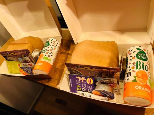 una scatola piena di diversi tipi di alimenti di La Douceur de l'Allier, proche gare, avec services premium, by PRIMO C0NCIERGERIE a Moulins