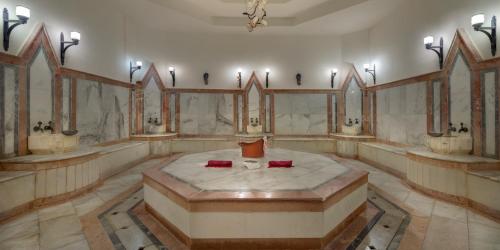 une grande salle de bains avec deux lavabos et une grande chambre dans l'établissement Selectum Colours Bodrum, à Gumbet