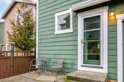 a table and chairs outside of a house at Issaquah 4br w workspace backyard nr dining SEA-676 in Issaquah