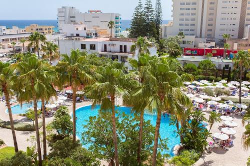 z góry widok na ośrodek z palmami i parasolami w obiekcie Hipotels Said w Cala Millor