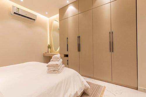Postel nebo postele na pokoji v ubytování Amber Hospitality - Al Qairawan