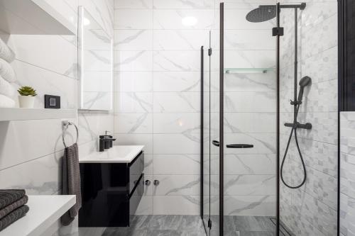 bagno bianco con doccia e lavandino di Villa A a Bilice (Bilizze)