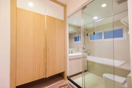 ein Bad mit einem WC und einer Glasdusche in der Unterkunft Luxe Paradise Residence 9 Quang Khanh in Hanoi