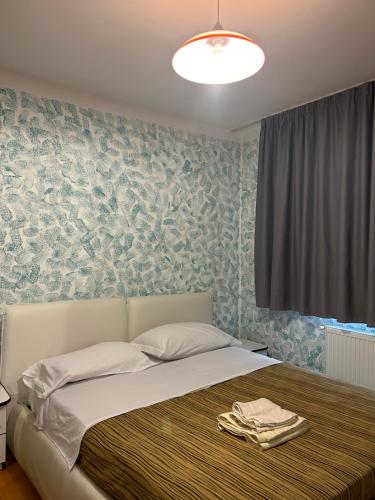sypialnia z łóżkiem i ręcznikiem na nim w obiekcie B&B Cluj w Klużu-Napoce