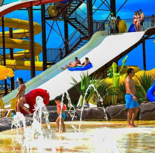 a group of people playing in the water at a water park at Barretos Thermas Resort in Barretos