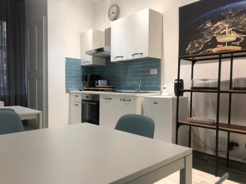 Η κουζίνα ή μικρή κουζίνα στο giolitti central room