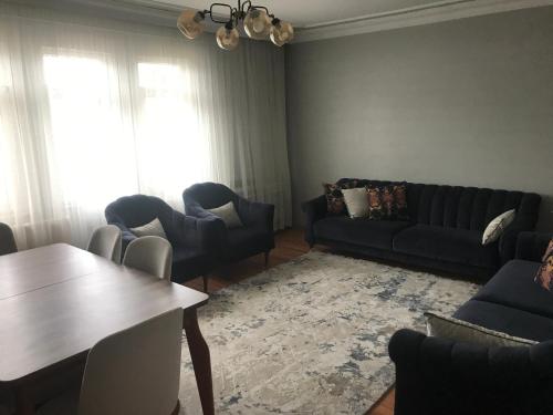 sala de estar con sofá y mesa en ömerin evi, en Akyazı