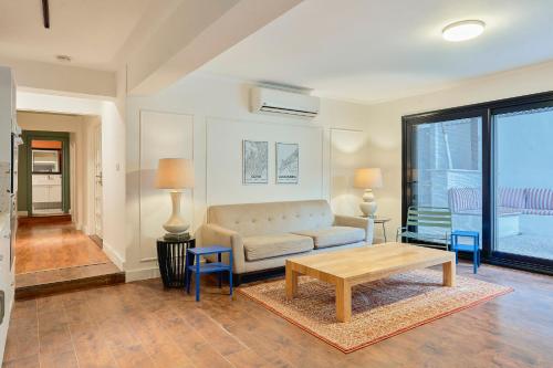 un soggiorno con divano e tavolo di Designer Baron Palace 4BR Garden Duplex a Il Cairo
