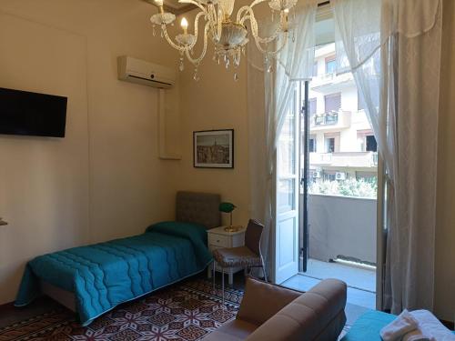 un soggiorno con divano blu e finestra di DayBreak B&B a Palermo