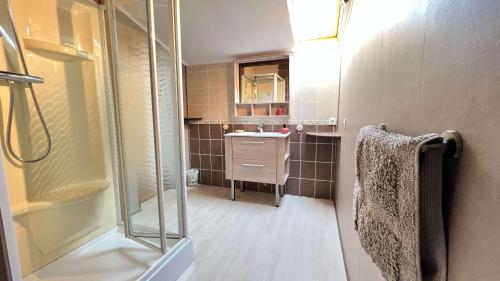 a bathroom with a shower and a sink at Chambres d'hôtes Le Muguet in Mandacou