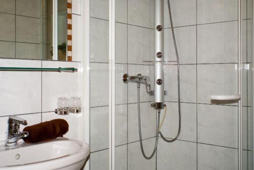 eine Dusche im Bad mit Waschbecken in der Unterkunft Apartments Suggadin in Sankt Gallenkirch
