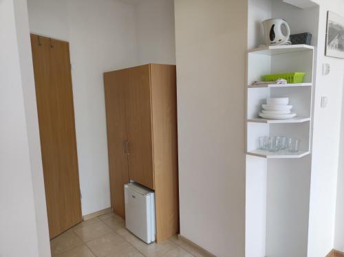 a room with a closet with a door and a cabinet at Górski Kryształ in Stronie Śląskie