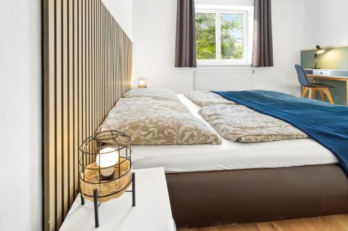 a bedroom with a large bed and a window at Erholung pur nahe Krankenhaus & Uni mit Parkplatz! in Graz