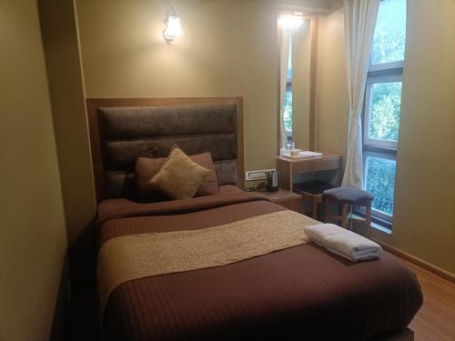 Katil atau katil-katil dalam bilik di The Heritage Darjeeling, 15 mins from Chawk Bajar