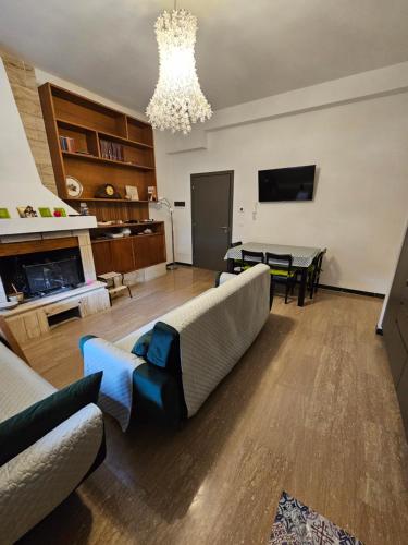 羅卡迪梅佐的住宿－APPARTAMENTO IL VELINO，客厅配有沙发和桌子