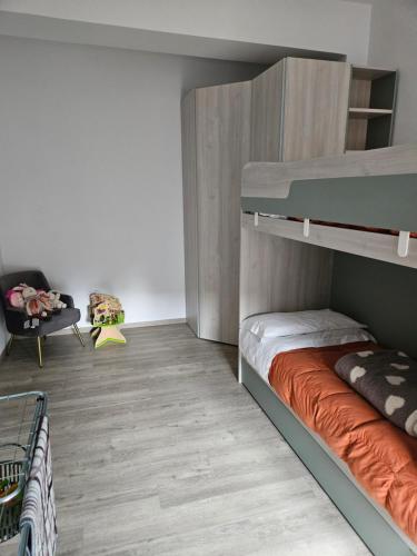 ein Schlafzimmer mit einem Etagenbett mit einer orangefarbenen Matratze in der Unterkunft APPARTAMENTO IL VELINO in Rocca di Mezzo
