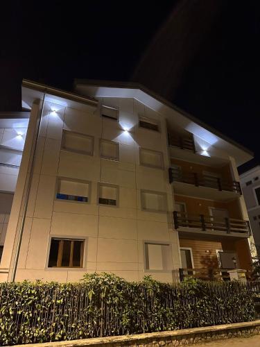 un edificio con luces en el lateral. en APPARTAMENTO IL VELINO en Rocca di Mezzo