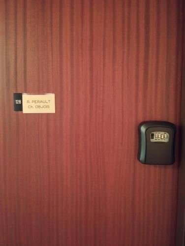 a sign on a door with a sign on it at Appartement idéalement situé in Saint-Chaffrey