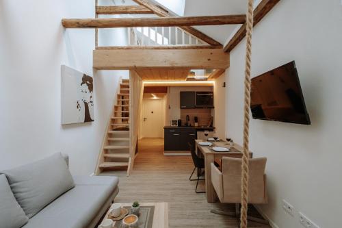 sala de estar con sofá y mesa en Modern Elegance Lofts - Wohnen auf zwei Ebenen, en Passau