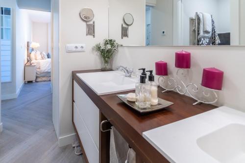 bagno con lavandino e specchio di Phoenix Luxury Loft Cádiz a Cadice