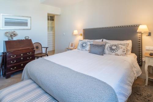 sypialnia z dużym łóżkiem i komodą w obiekcie Phoenix Luxury Loft Cádiz w Kadyksie
