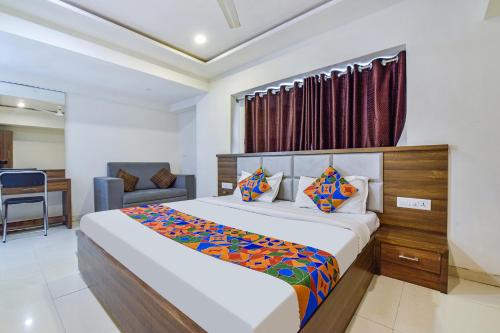sypialnia z dużym łóżkiem w pokoju w obiekcie FabExpress Radhe Residency w mieście Ahmadabad