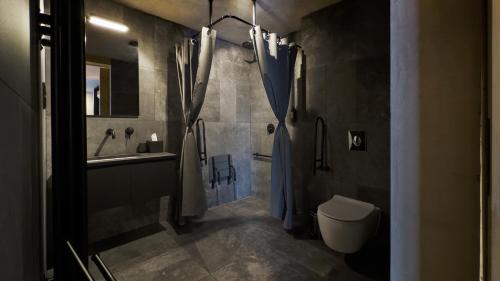 a bathroom with a shower and a toilet and a sink at Wilcza For Rest in Karpacz