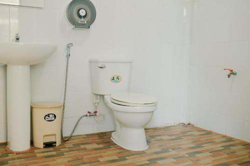 a bathroom with a toilet and a sink at ไร่นภาดลรีสอร์ท in Mae Suai