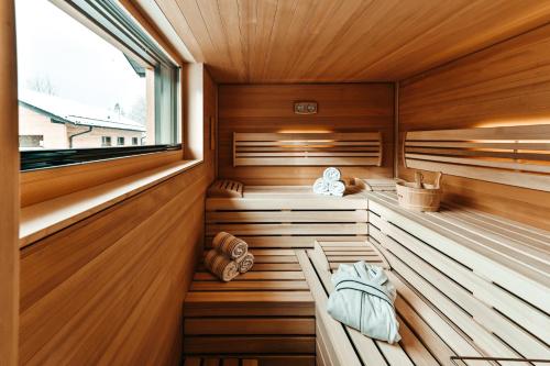 eine Sauna mit Holzwänden und einem Fenster in der Unterkunft ZSAM Chalets mit Sauna und Hottub in Garmisch-Partenkirchen