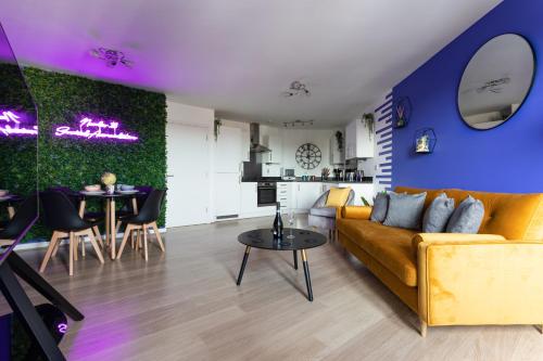 - un salon avec un canapé et une table dans l'établissement Jade Apartments Basildon, à Basildon