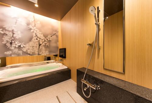 HOTEL SWEET SEASON-L في Ginan: حمام مع حوض استحمام ودش