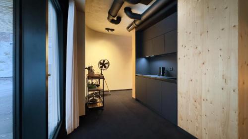 a kitchen with black cabinets and a table in a room at Wilcza For Rest in Karpacz