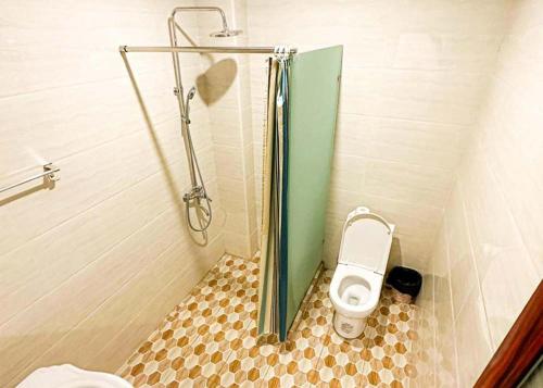 y baño pequeño con aseo y ducha. en Crown Royale Hotel & Lounge, en Port Vila