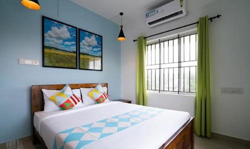 Un dormitorio con una cama grande y una ventana en FabHotel Majestic Heights, en Ernakulam