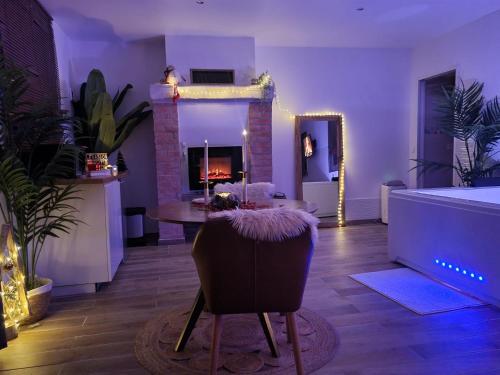 a purple room with a chair and a mirror at Suite de charme avec JACUZZI illimité et jardin privatif in Saint-Prix