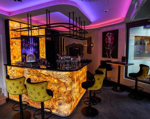 Μια τηλεόραση ή/και κέντρο ψυχαγωγίας στο Hotel Restaurant Le Maréchal - Teritoria